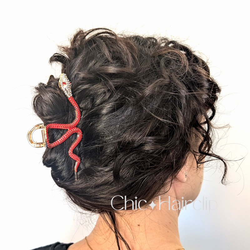 pince cheveux métal doré, originale et audacieuse sublimée par des strass étincelants, elle ajoute une note chic et intemporelle à votre look.