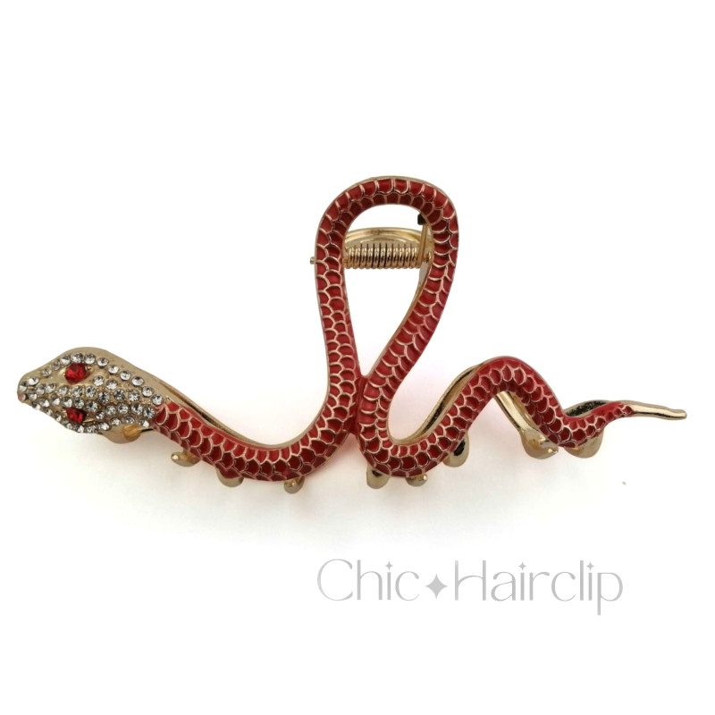pince cheveux métal doré, originale et audacieuse sublimée par des strass étincelants, elle ajoute une note chic et intemporelle à votre look.