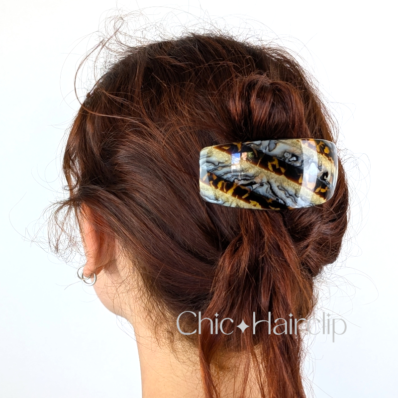 Cette grande barrette cheveux au format XXL offre une tenue fiable et confortable pour les cheveux épais, longs ou bouclés.